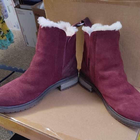 Emu Suede Australia Red Winter Boots with Cozy Lining - Picture 5 of 8